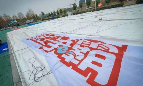 气膜建筑施工为什么需要人工去展开膜布？